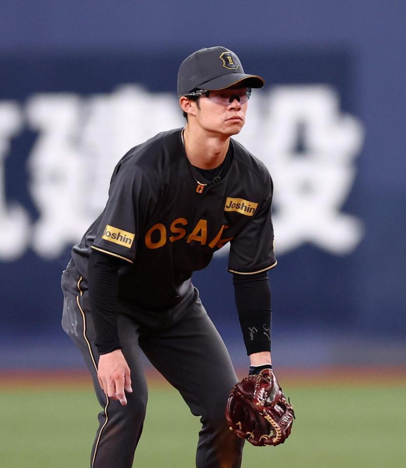 　サングラスを掛け守備に就く中野（撮影・山口登）