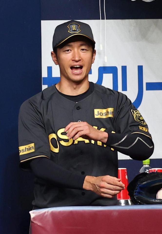 　８回、ベンチから声援を送る近本（撮影・山口登）