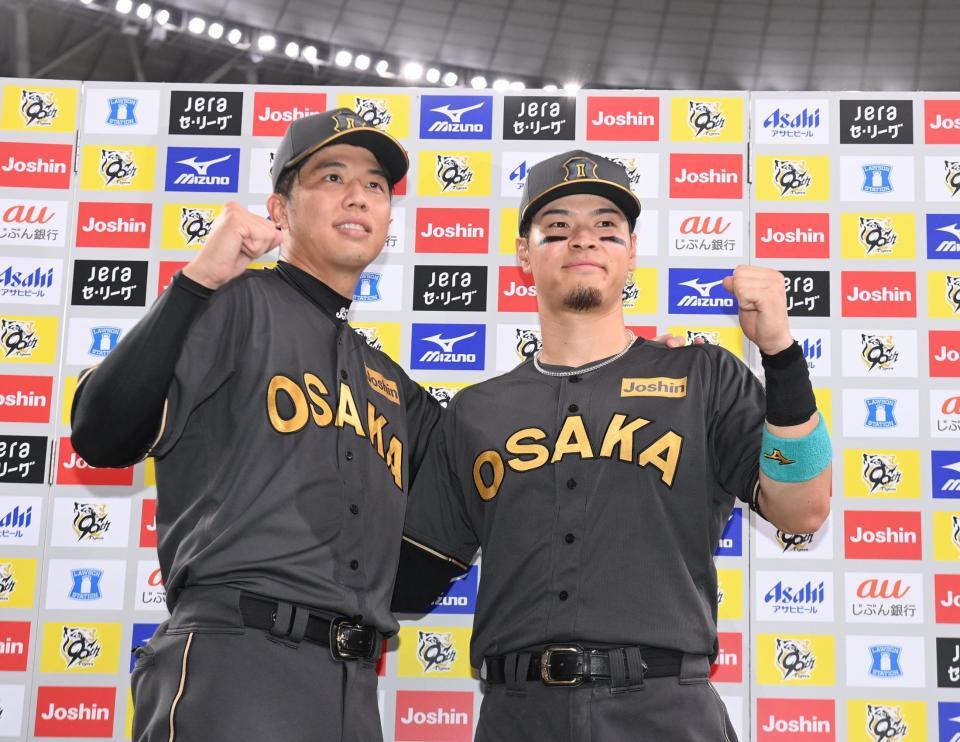 　お立ち台でポーズを決める才木（左）と佐藤輝（撮影・西田忠信）