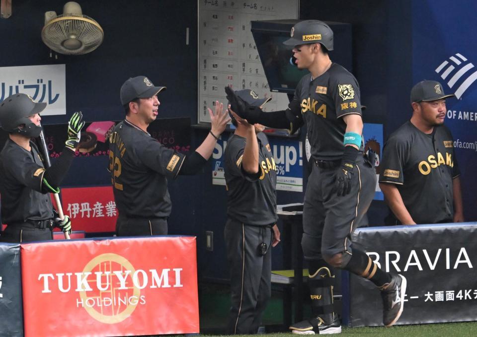 　３回、佐藤輝（右）を迎える藤川監督（撮影・飯室逸平）