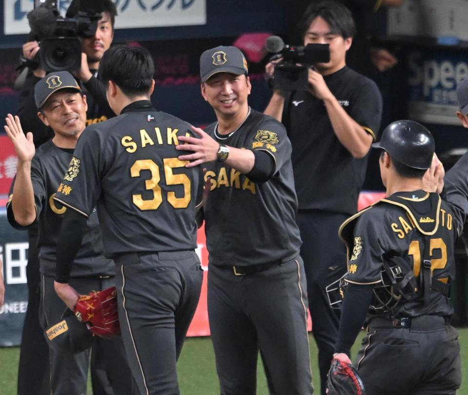 　完投勝利を挙げた才木（３５）を労う藤川監督（撮影・飯室逸平）