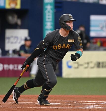 　８回、二塁打を放つ佐藤輝（撮影・西田忠信）