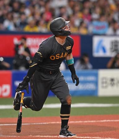 　３回、ソロを放つ佐藤輝（撮影・西田忠信）