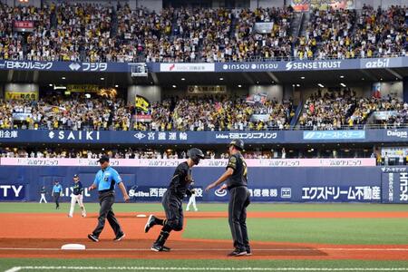 　３回、右中間にソロを放ちベースを回る佐藤輝（撮影・山口登）