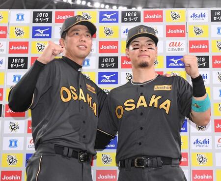 　お立ち台でポーズを決める才木（左）と佐藤輝（撮影・西田忠信）