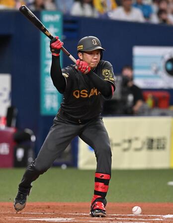 　７回、犠打を決める才木（撮影・西田忠信）