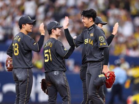 　１０勝目を飾った才木は笑顔でナインとタッチする（撮影・山口登）