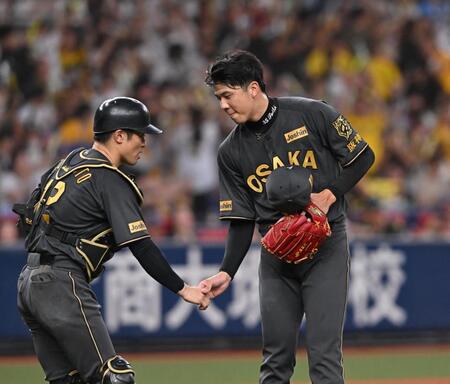 　完投勝利し、坂本（左）と握手する才木（撮影・西田忠信）