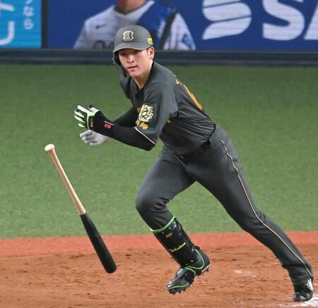 　８回、猛打賞となる適時打を放つ高寺（撮影・飯室逸平）