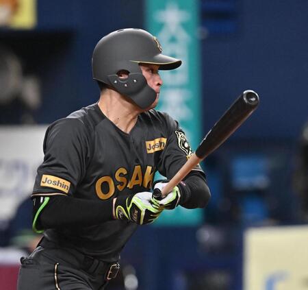 　３回、中前打を放つ高寺（撮影・西田忠信）