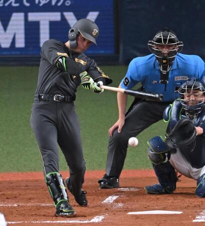 　３回、中前打を放つ高寺（撮影・飯室逸平）