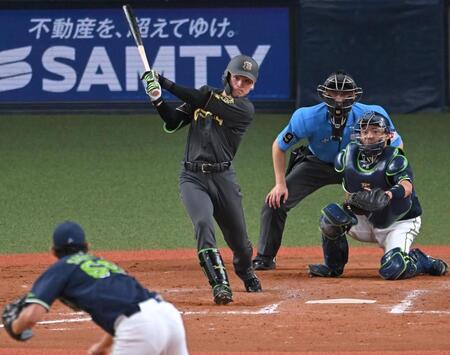 　８回、猛打賞となる適時打を放つ高寺（撮影・飯室逸平）