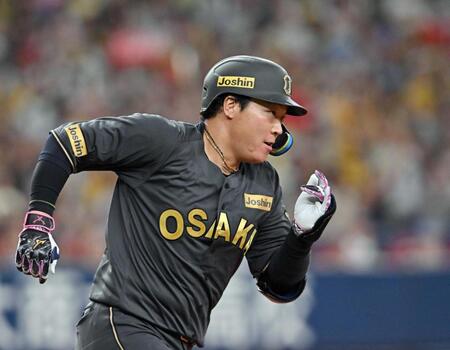 　６回、適時二塁打を放ち、激走する大山（撮影・西田忠信）