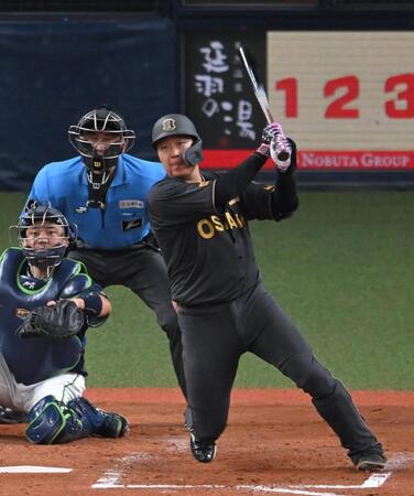 　５回、中前打を放つ大山（撮影・飯室逸平）