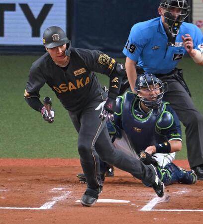 　６回、猛打賞となる適時打二塁打を放つ大山（撮影・飯室逸平）