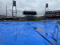 　シートが覆われるマツダスタジアム