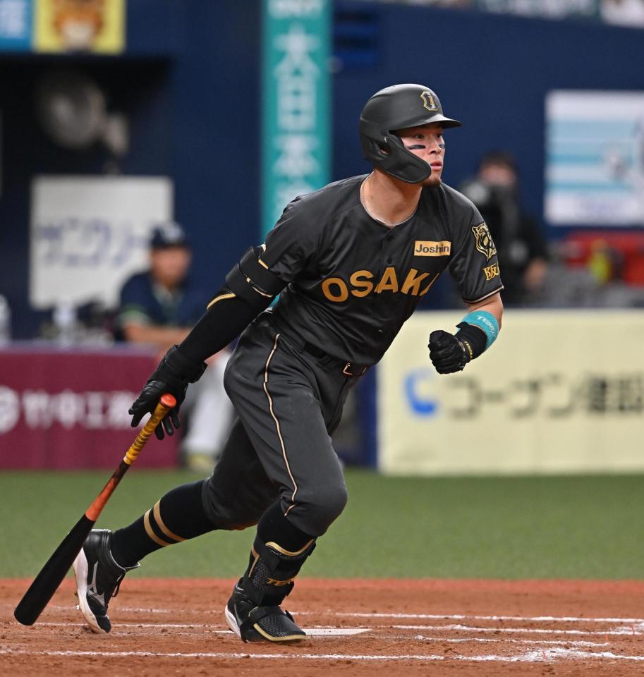 　８回、二塁打を放つ佐藤輝（撮影・西田忠信）