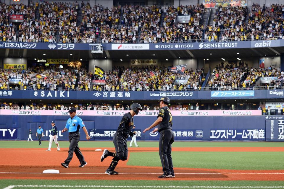 　３回、右中間にソロを放ちベースを回る佐藤輝（撮影・山口登）