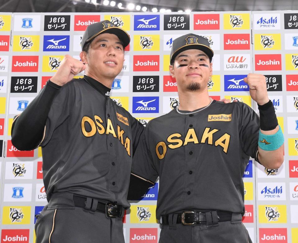 　お立ち台でポーズを決める才木（左）と佐藤輝（撮影・西田忠信）