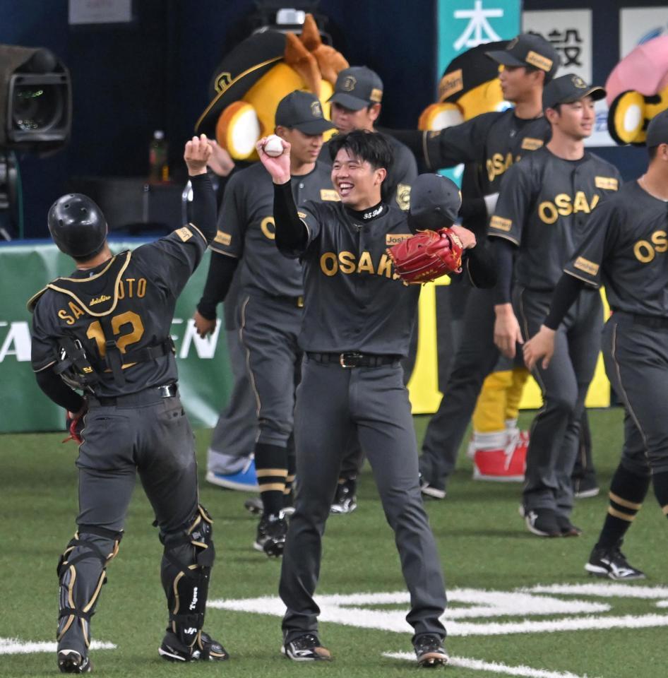 　ウイニングボールを手に笑顔の才木（撮影・飯室逸平）