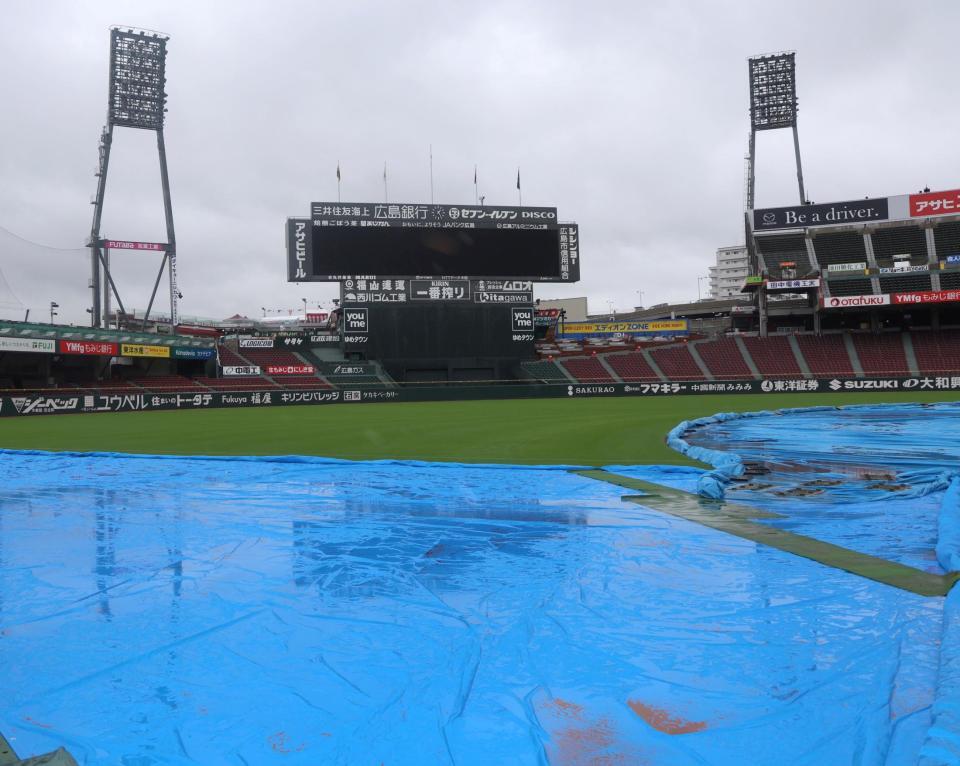 　シートが敷かれたマツダスタジアム（撮影・北村雅宏）