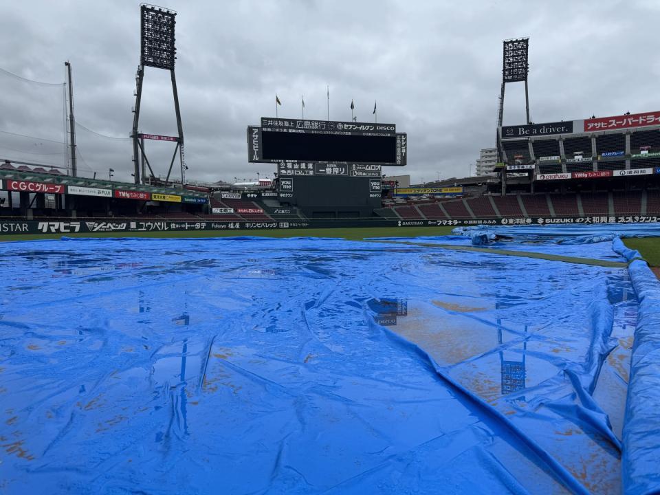 　シートが覆われるマツダスタジアム