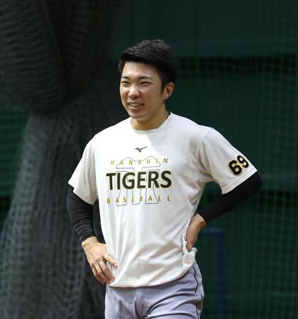 　練習中に笑顔を見せる石井（撮影・北村雅宏）