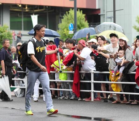 　室内練習場に向かう大竹