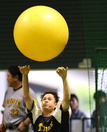 　バランスボールを使ってトレーニングする大竹（撮影・北村雅宏）