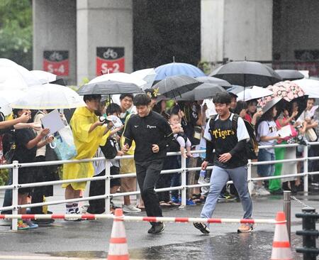 　練習を終え、引き揚げる村上（撮影・飯室逸平）