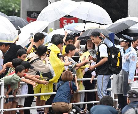 　ファンにサインする大竹（撮影・飯室逸平）
