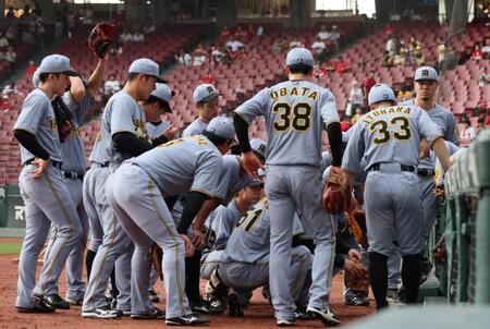 　試合前、円陣を組む阪神ナイン（撮影・北村雅宏）