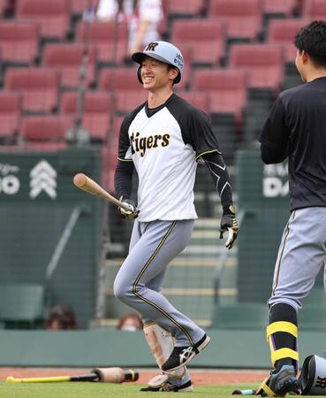 　打撃練習に向かう近本（撮影・北村雅宏）