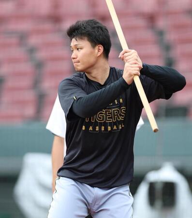 　左で構える仕草をする森下（撮影・北村雅宏）