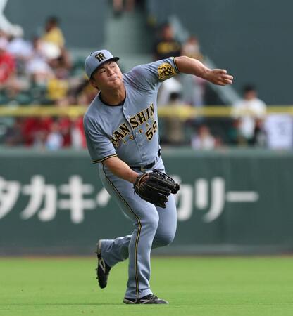 　左翼のポジションでシートノックを受ける前川（撮影・北村雅宏）