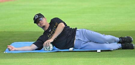 　試合前、ストレッチする佐藤輝（撮影・飯室逸平）