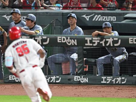 　３回，モンテロ（９５）の逆転３ランをベンチで見つめる藤川監督（中央）＝撮影・飯室逸平