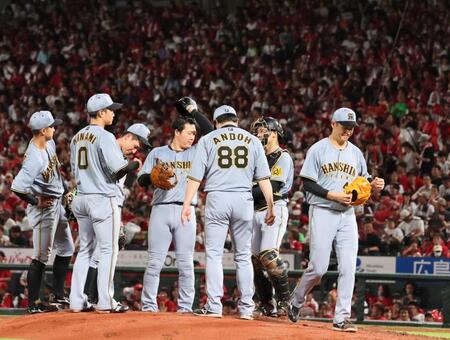 　５回途中、交代を告げられマウンドを降りる大竹（右端）＝撮影・北村雅宏