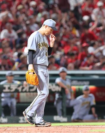 　５回、小園に右前タイムリーを許し、視線を落とす大竹（撮影・市尻達拡）