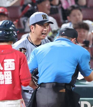 　５回、大竹の交代を告げる藤川監督（撮影・市尻達拡）