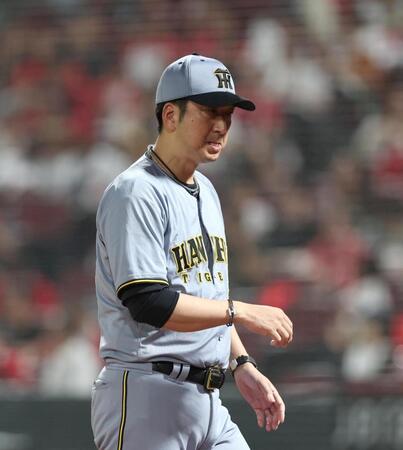 　６回の攻撃を終え、選手交代を告げた藤川監督は唇を噛みながらベンチに戻る（撮影・北村雅宏）