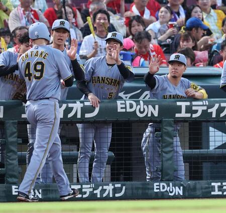 　３回、生還した大竹を出迎える佐藤輝、中野ら（撮影・市尻達拡）