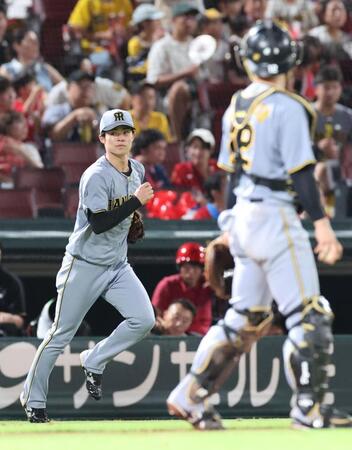 　６回の守備から二塁に入る中野（撮影・市尻達拡）