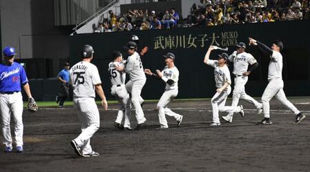 　サヨナラ打を放ち祝福される佐野