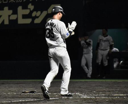 　サヨナラのホームを踏む栄枝