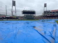 　シートで覆われるマツダスタジアム（撮影・飯室逸平）