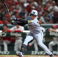 　７回、空振り三振に倒れる中野（撮影・北村雅宏）