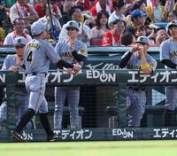 　３回、生還した熊谷を出迎える中野と佐藤輝（撮影・市尻達拡）