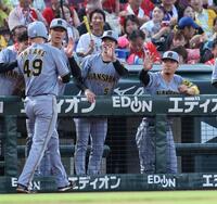 　３回、生還した大竹を出迎える佐藤輝、中野ら（撮影・市尻達拡）