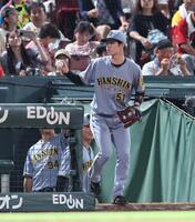 　６回の守備から二塁に入る中野（撮影・市尻達拡）